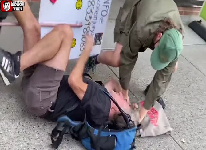 Video :Attack on a counter-demonstrator by pro-mask activists